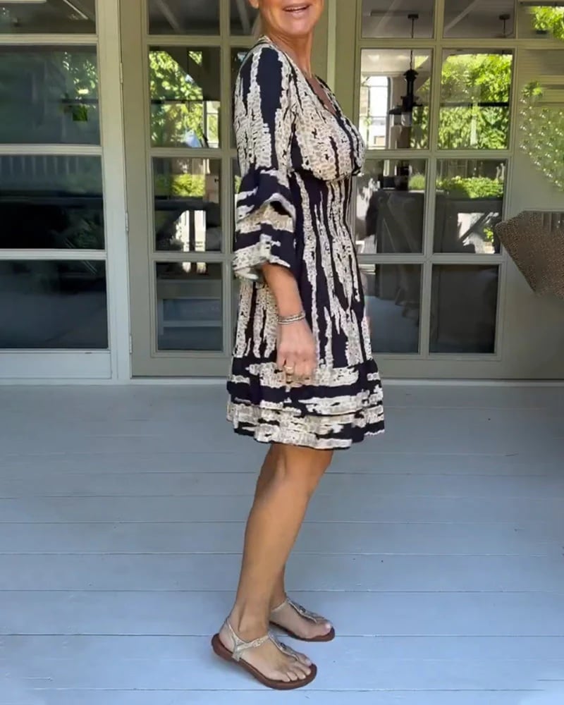 ⏰ V-neck dress with three-quarter sleeves