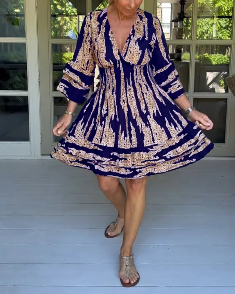 ⏰ V-neck dress with three-quarter sleeves