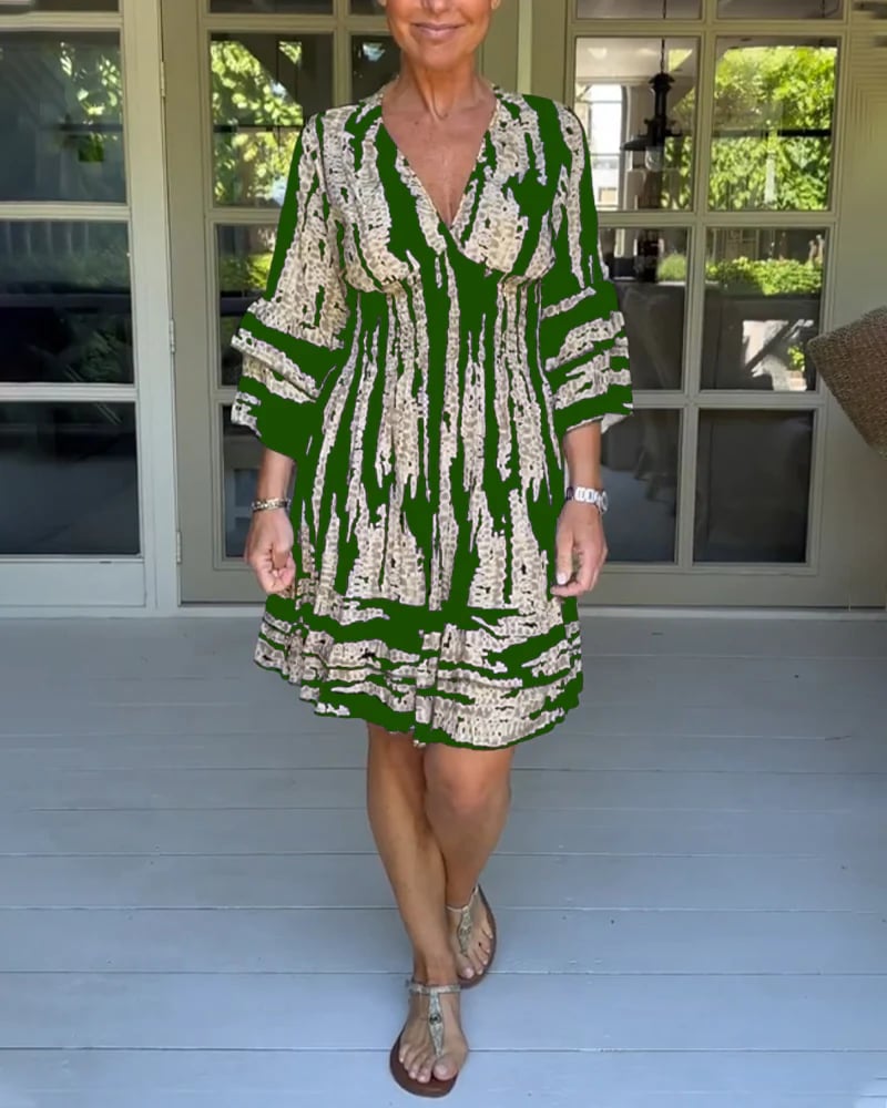 ⏰ V-neck dress with three-quarter sleeves