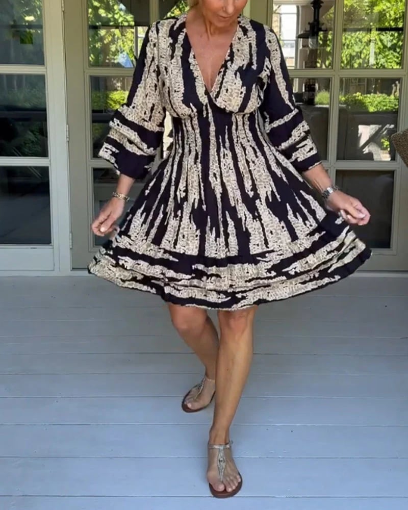 ⏰ V-neck dress with three-quarter sleeves